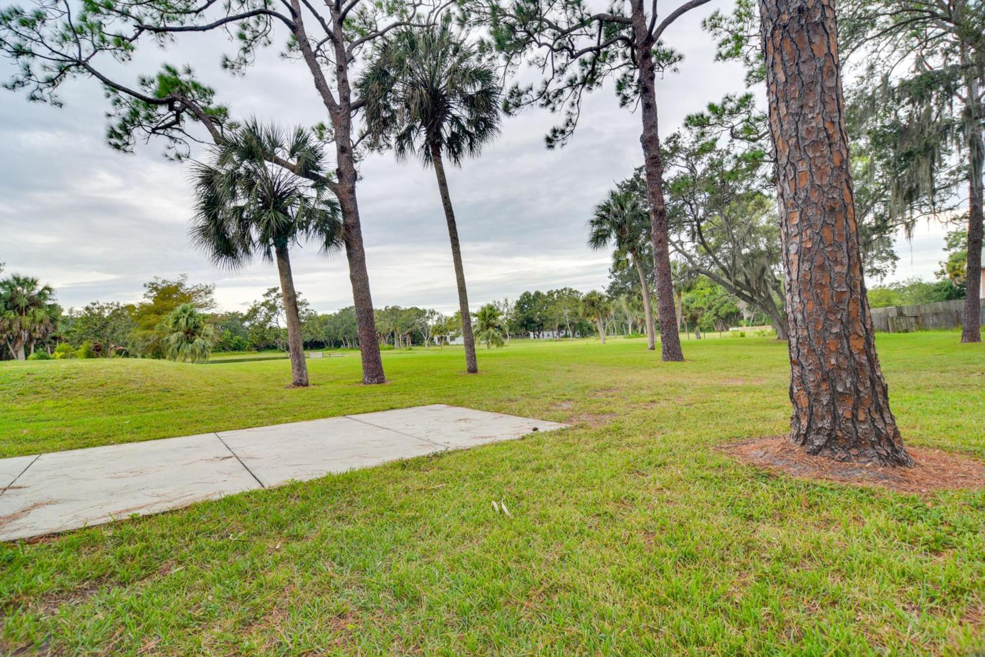 Sleek Largo Studio With Pond Less Than 7 Mi To Beach! Экстерьер фото